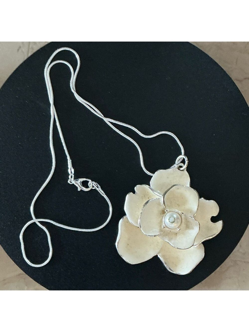 Elegant Cream Flower Pendant Necklace